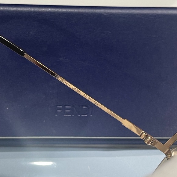 Fendi sunglass with case - Picture 7 of 9